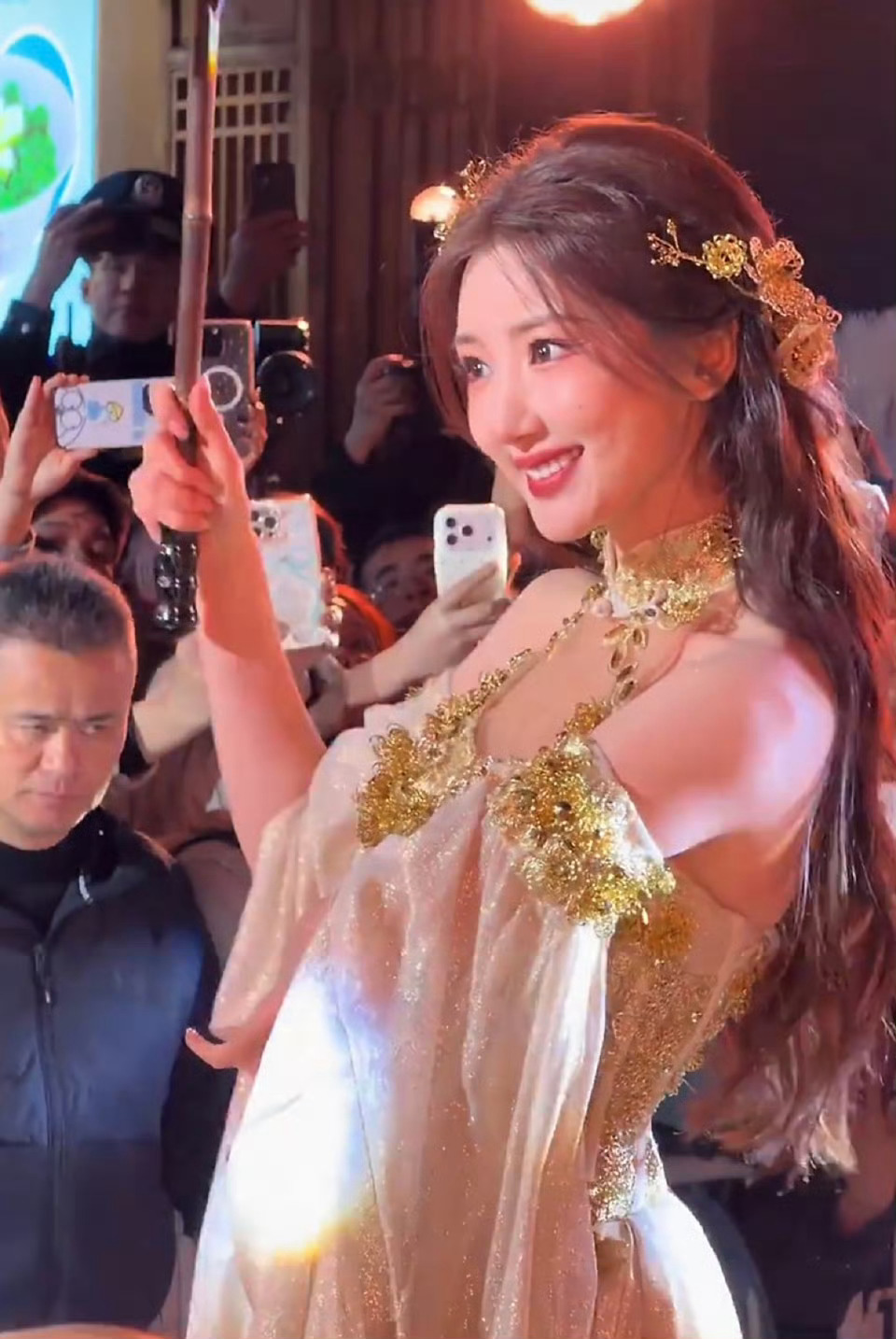 毛晓彤与非遗花丝裙适配度拉满 毛晓彤这回在福州的造型真是绝了，她穿了件用非遗花丝