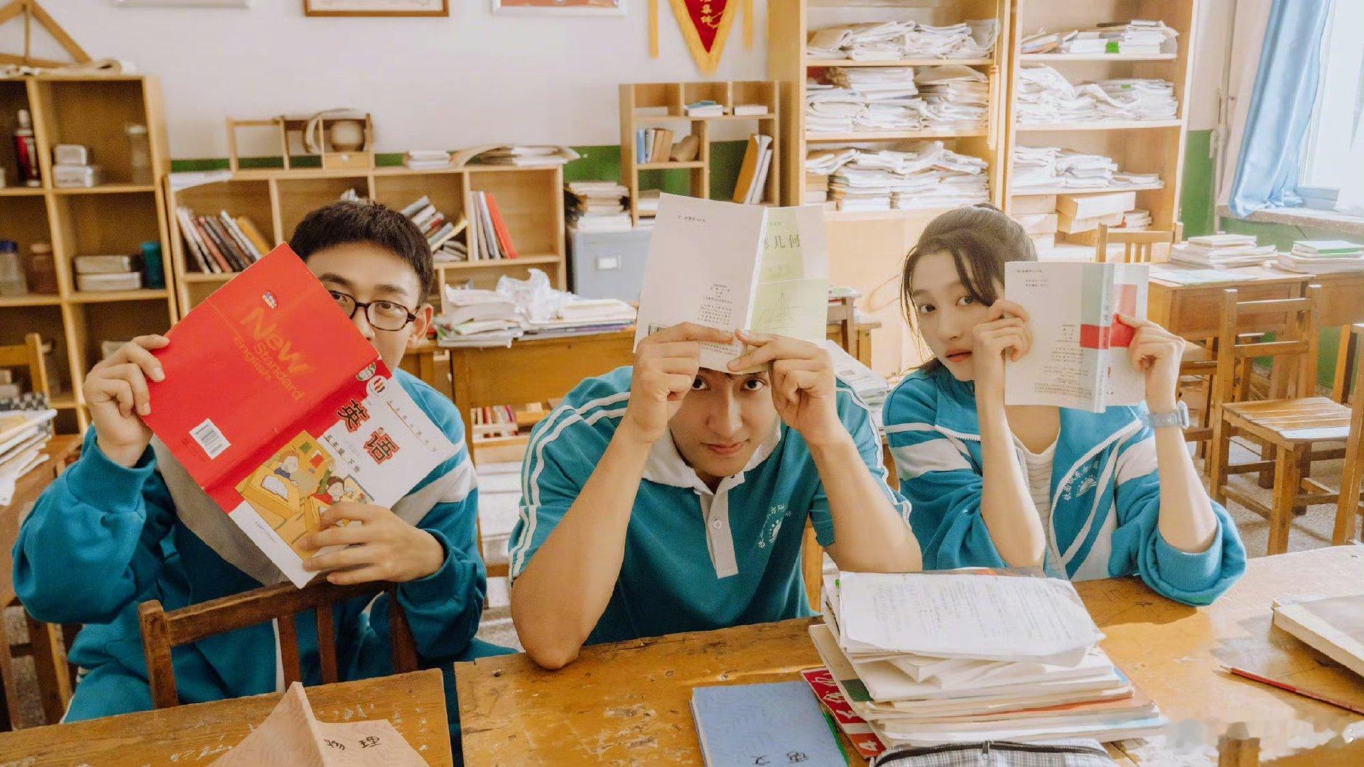 关晓彤关晓彤晒铁三角合照关晓彤晒铁三角合照！！关晓彤晒铁三角课间合照