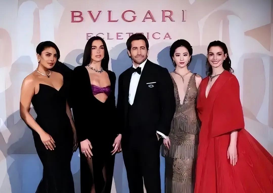 刘亦菲很少穿大红、纯黑的高定。四位女星都为了突显项链，露出了脖子，还是深 V。刘