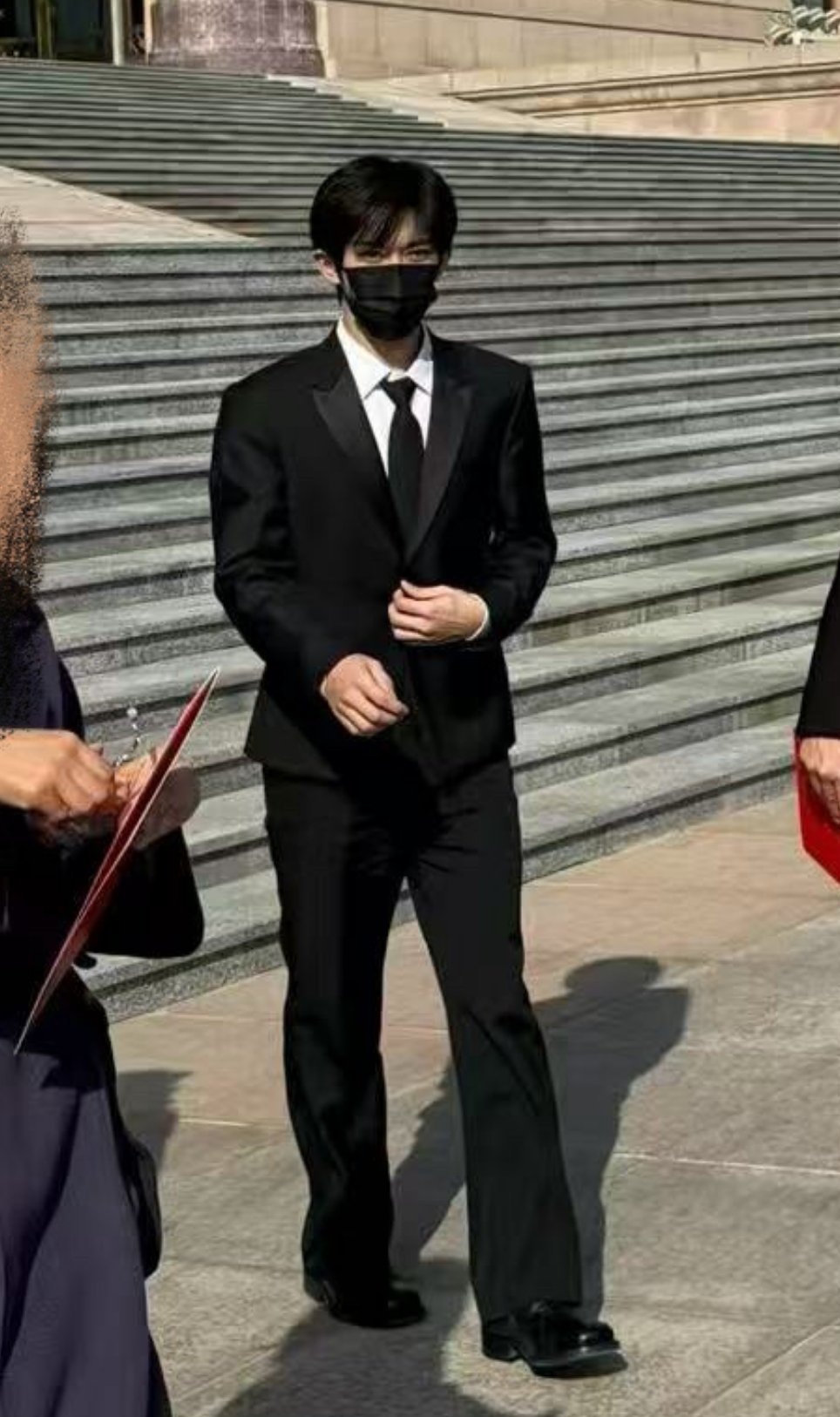 此男都帅成啥样了，男神出来结芬💍人民大会堂偶遇易烊千玺