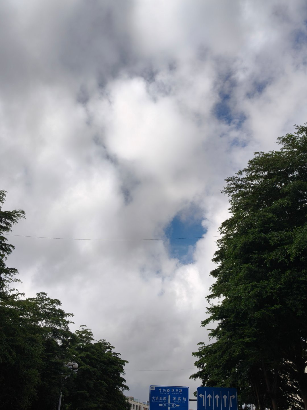 早安呀！感觉是不是要下雨了闷热闷热的，妙姐最近有啥消息要发吗？我好准备准备