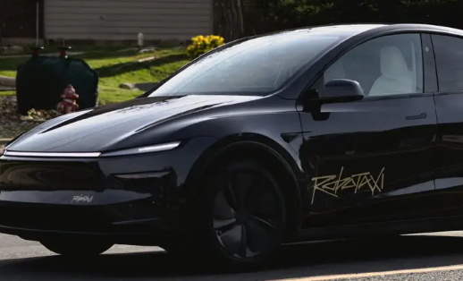 路上跑的这个就是特斯拉Robotaxi首批实车，这月22号在德州进行试运营，会限