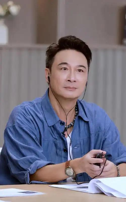 他从出道至今都没有人说过他是帅哥。
70年代80年代的男神里头，他连10名都进不