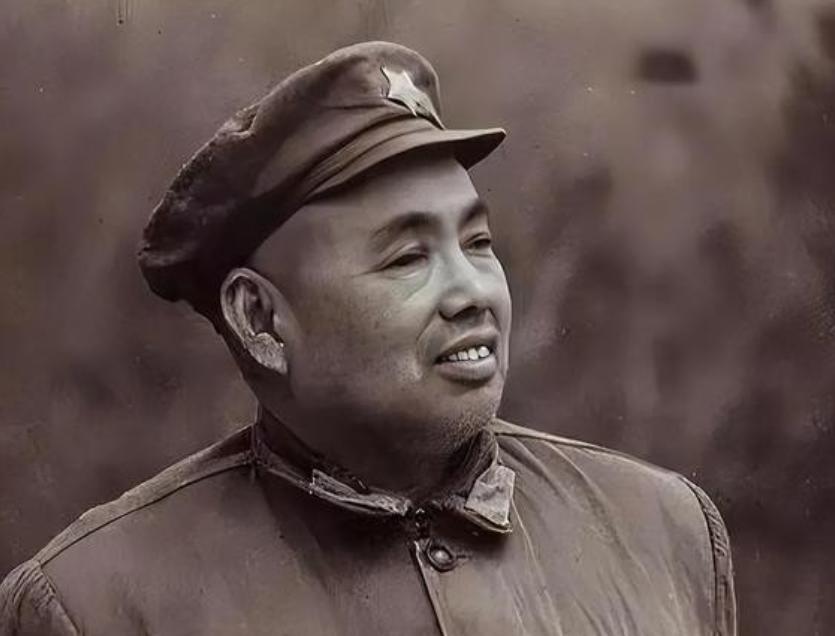 1952年，许世友将军回乡探亲，哪料，许世友看见叔叔许存礼，掏出枪就要动手。母亲