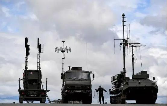 《南华早报》引用《兵工科技》的报道，讲了中国电子战部队在南海的一次关键行动，一辆