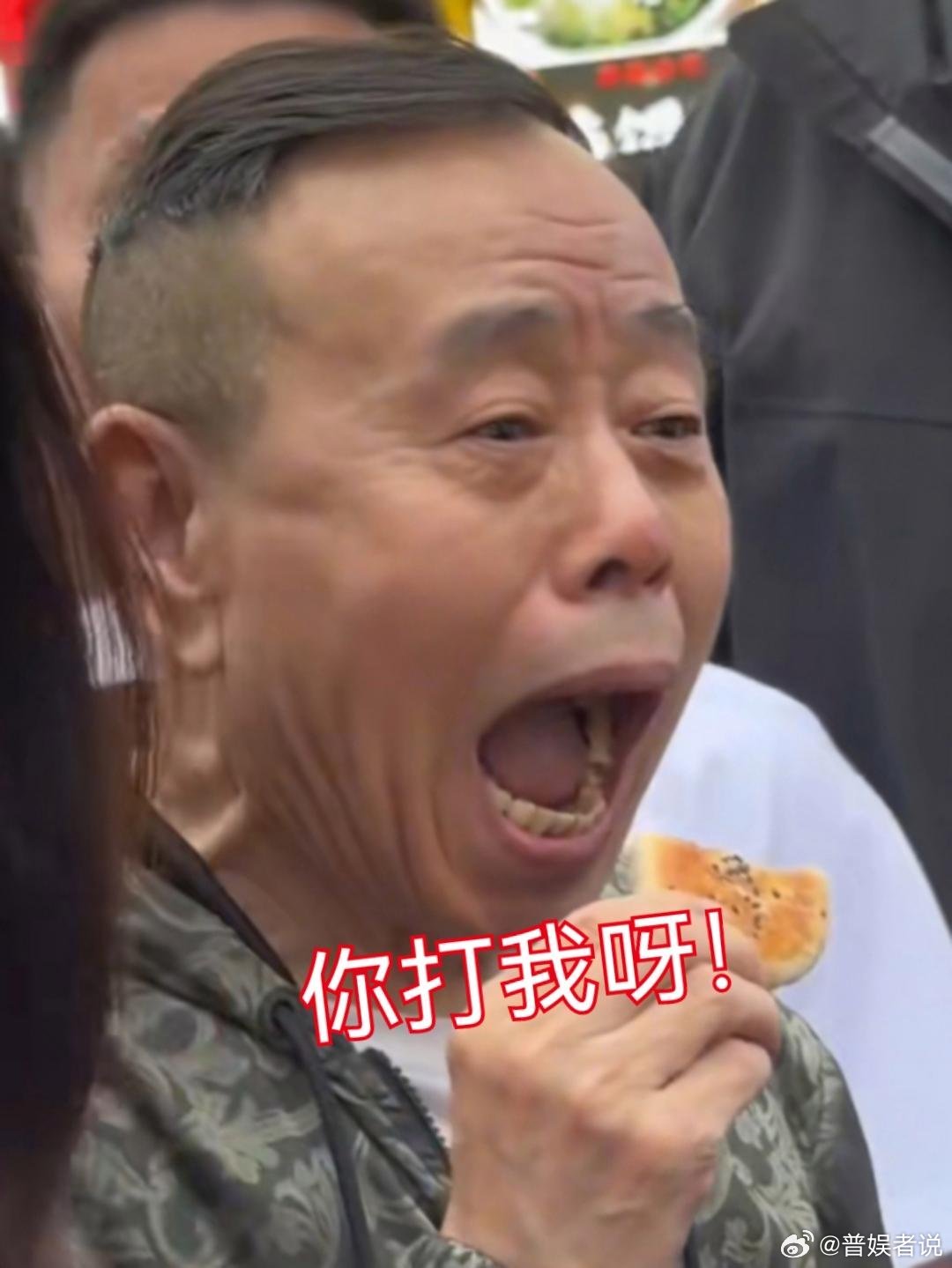 潘长江和女儿潘阳来南昌玩被偶遇，父女俩被淹没在人群之中，远看像被一群人围殴。潘长