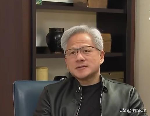 英伟达CEO黄仁勋在接受专访时表示，自己像台湾父母一样永远批评下属，以此“折磨”