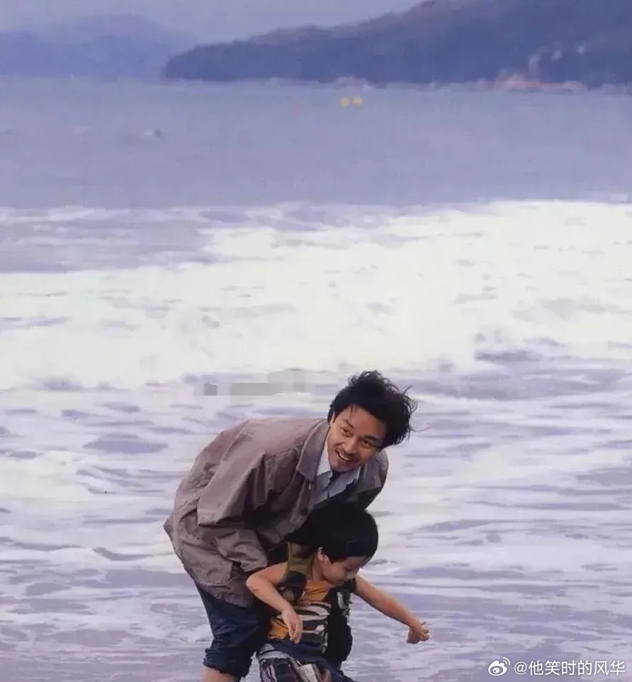 张国荣当年抱的那个小孩太厉害了，谁能想到他后来竟然成了国际巨星呢！ 