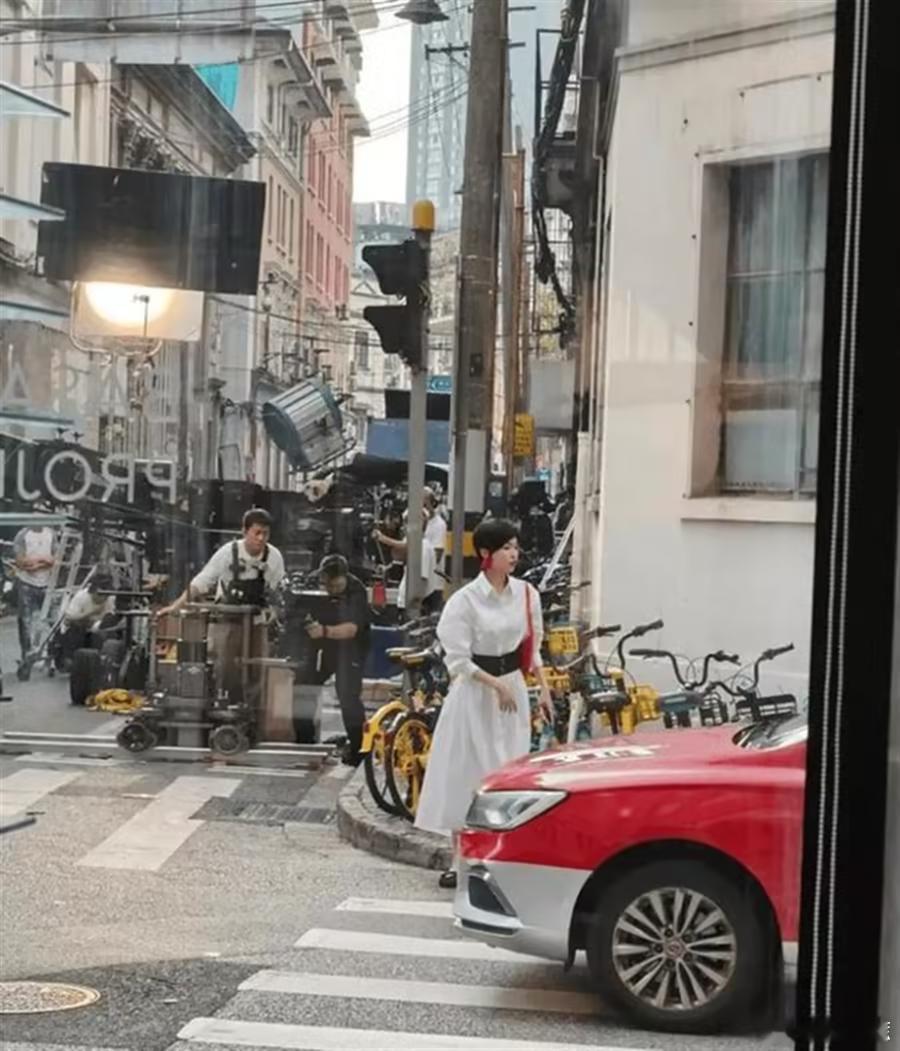 41岁唐嫣换发型像换个人，短发配连衣裙时髦洋气，美到差点认不出 