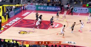 胡明轩开局打得顺风顺水，两罚不中很尴尬，膝盖抽液就是尴尬


胡明轩上半场拿5分