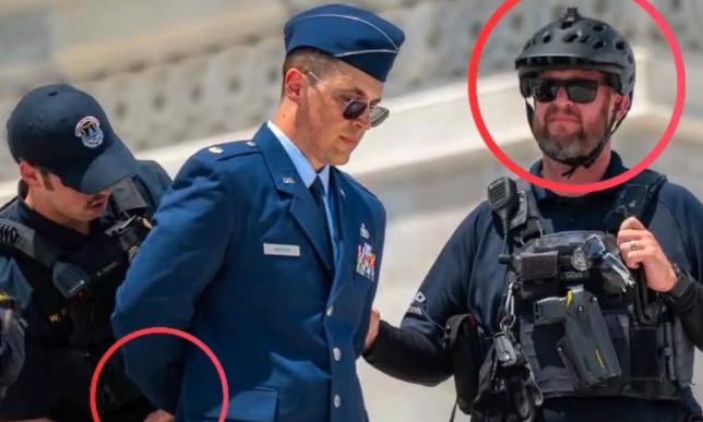 美国空军现役少校杰森·沃森因身着军装参加反特朗普抗议而在国会台阶上被铐上手铐并拘