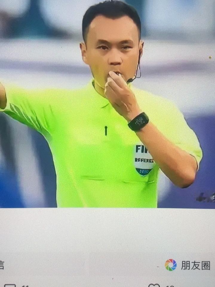 中超快沦为笑话了
才踢五轮
裁判便频遭投诉
还屡屡登上热搜榜
国安队就有两三起上