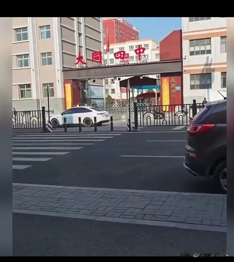 大同四中火了。
只因为女生去买了一根淀粉肠，就被副校长拔了钥匙，引起一片网络热议