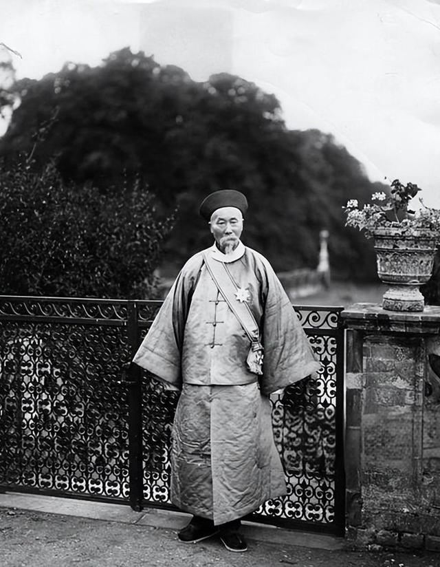 1863 年，丧妻的李鸿章再娶。新婚当天，李鸿章看到陪嫁丫鬟冬梅后，有了心动的感