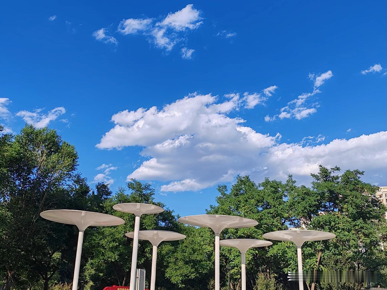 今天北京蓝天白云空气清新，太治愈了蓝天白云
