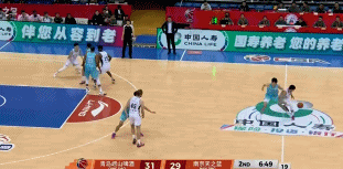 五大囧！反击上篮居然两次不中！
在今天CBA常规赛青岛对阵南京的第二节比赛中，王