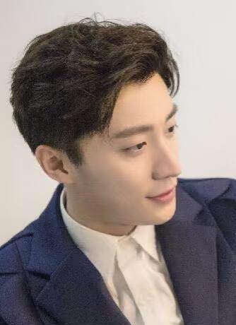 乔任梁38岁冥诞，一个细节让全网破防！
乔爸爸在抖音悼念视频里，悄悄戴上了儿子生