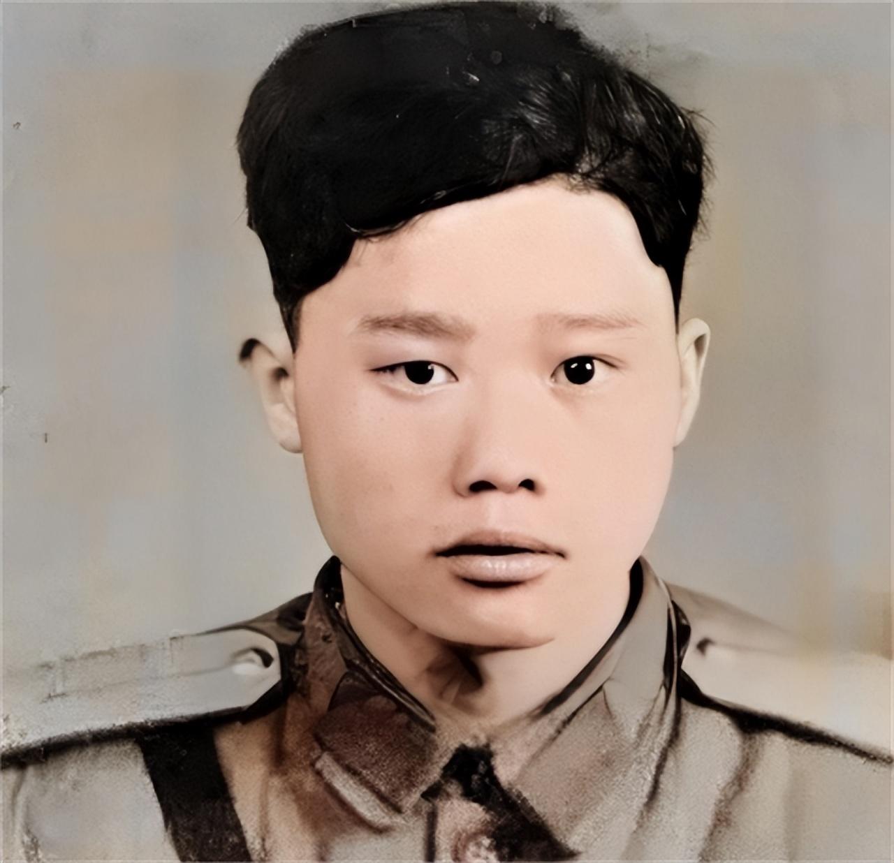 1951年，志愿军战士潘天炎感觉肚子疼，就跑到角落里上厕所，谁知回来后，阵地上却