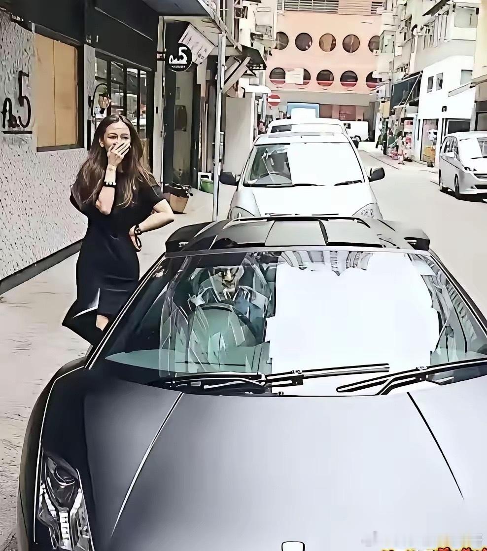 当年黄晓明送杨颖二手兰博基尼，她笑得像中了大奖，现在回头看，这哪是惊喜，分明是场
