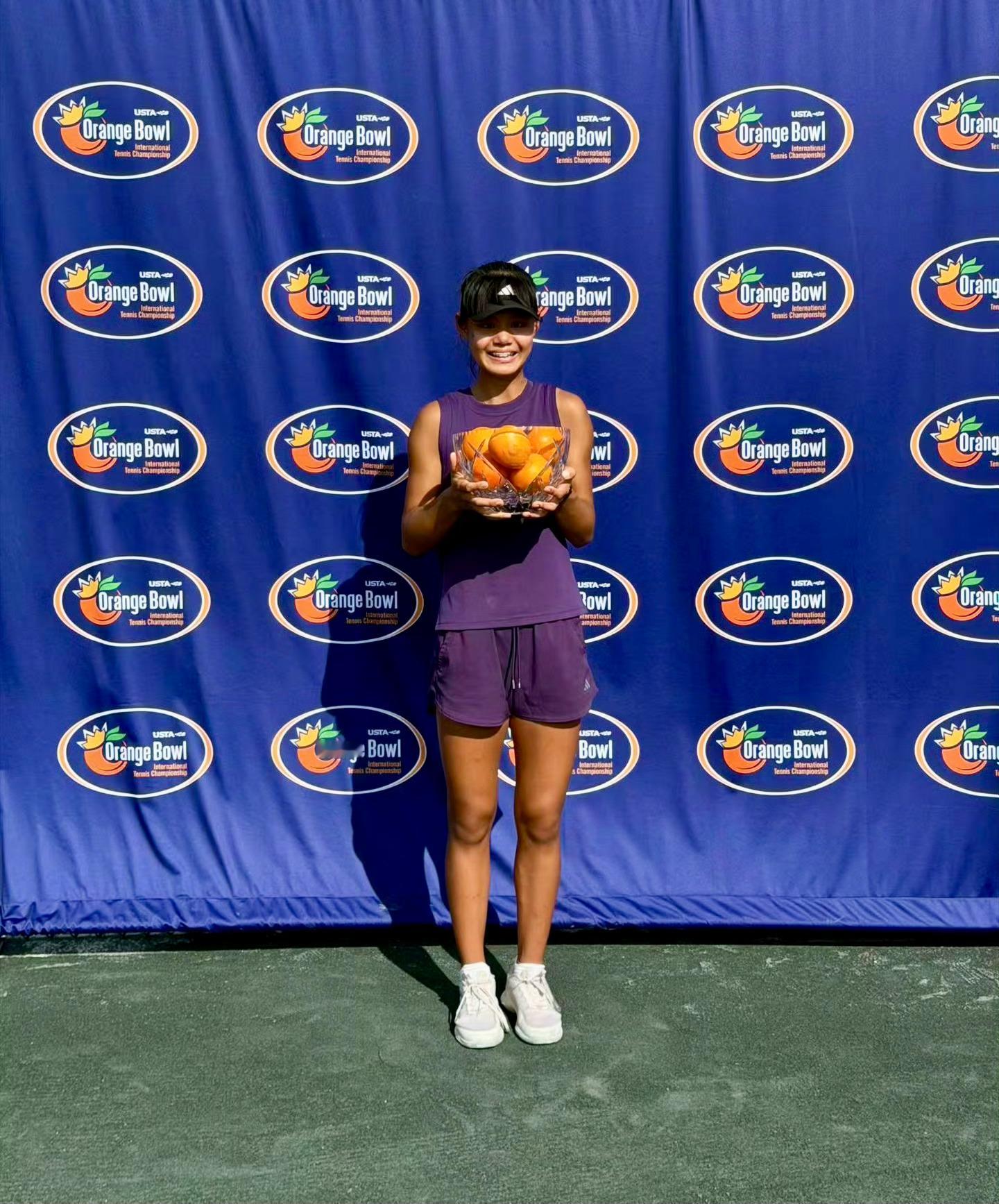 我国15岁小将孙心然昨天一举收获橘子碗U18的冠军，填补了中国网球荣誉榜上的又一