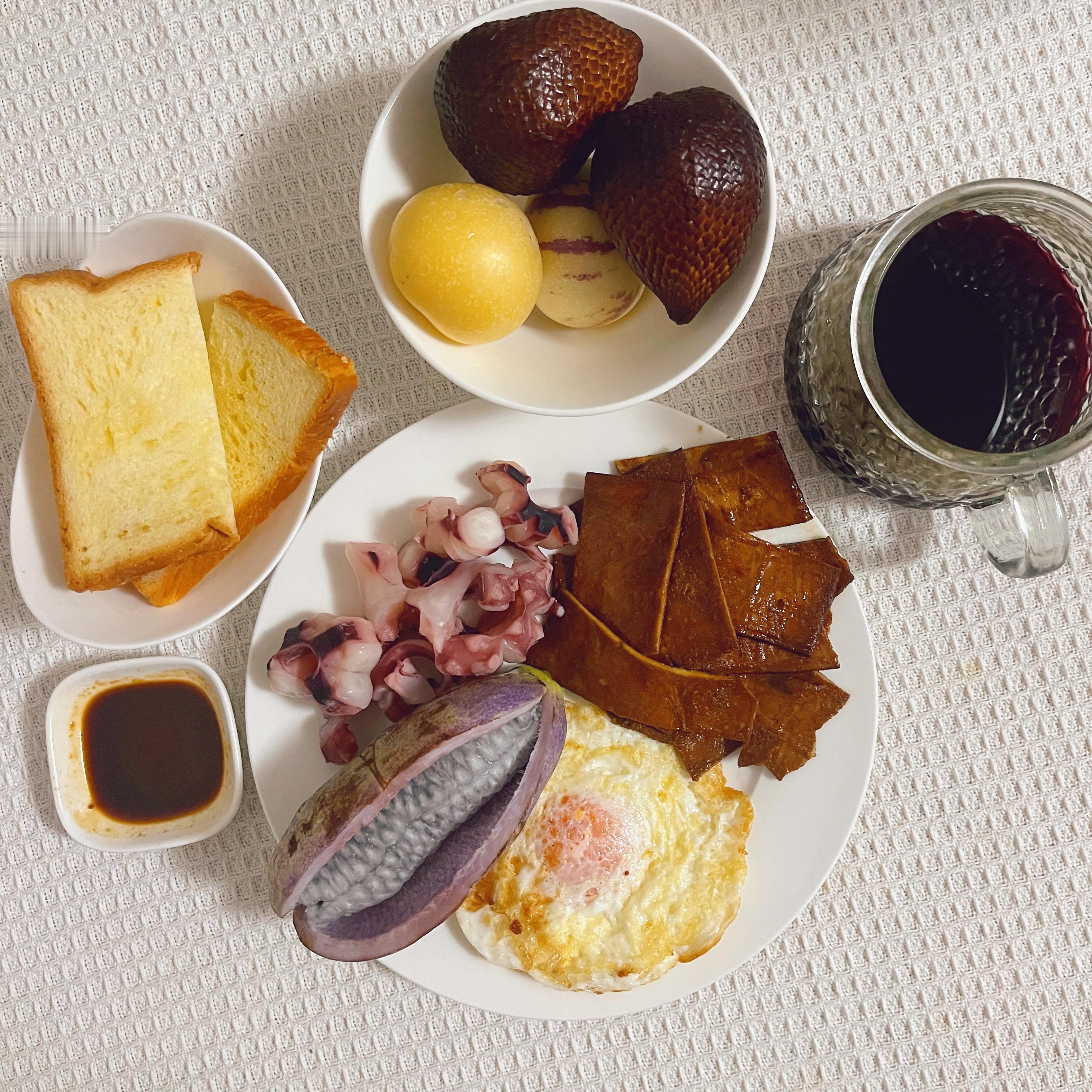 晚餐鱿鱼须 荷包蛋 豆干 牛乳吐司八月炸 蛇皮果 人参果 葡萄汁 