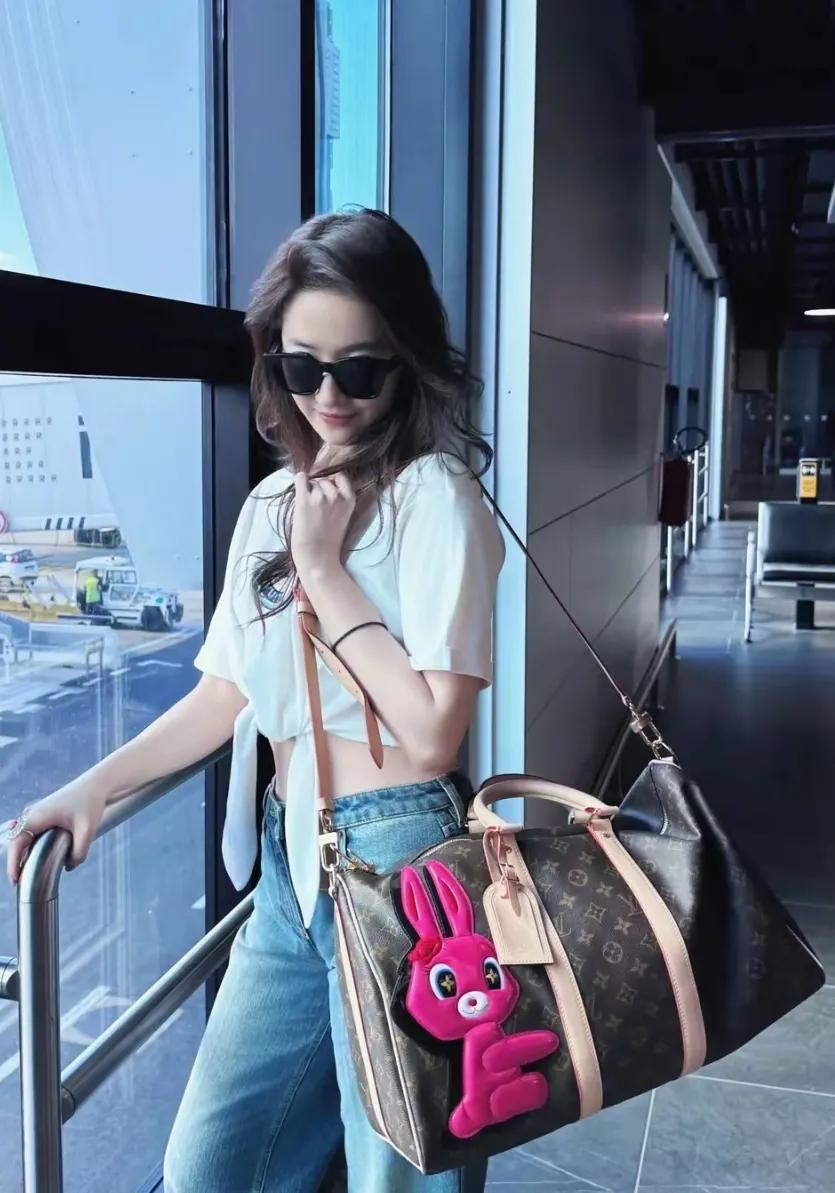 刘亦菲这个造型好美呀
亮点在哪里呢
亮点肯定是那个旅行包了
这种旅行包，设计很有