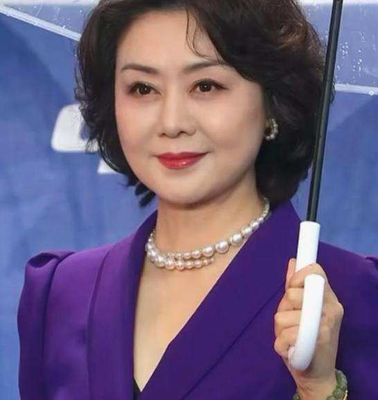 京剧演员李胜素年满60岁，她这辈子没结婚，也没孩子，身边于魁智却扎扎实实陪了快2