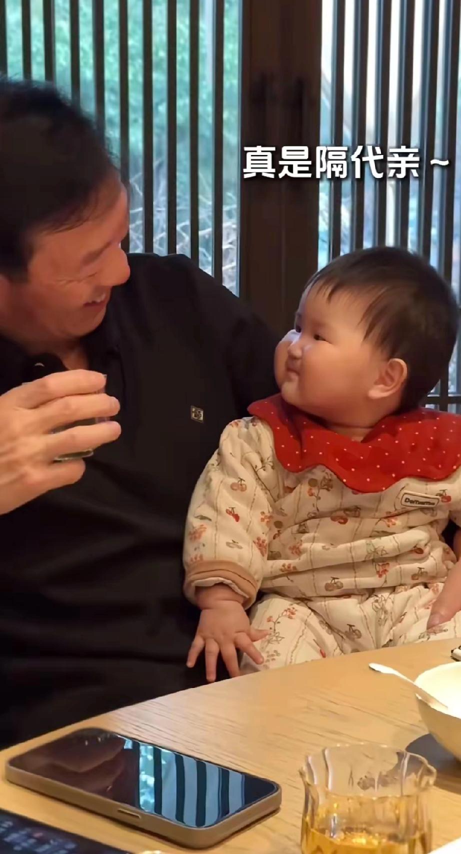 侯梦莎庆结婚5周年！毛毅幸福胖到戴不上婚戒，一家五口超温馨
 
       3