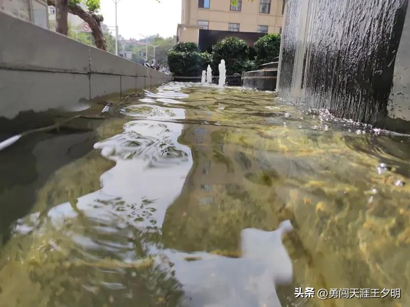看到“水涌水退水无痕”这个下联，我也来了兴致。我对“云卷云舒云有影”。水的涌动和
