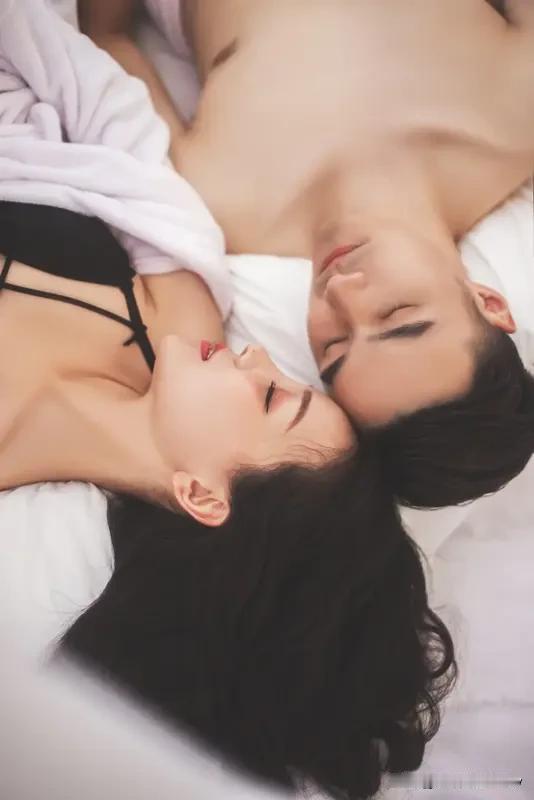 男人睡对一个女人那可太重要了！从情感上来说，和谐的亲密关系能极大增进两人的情感联
