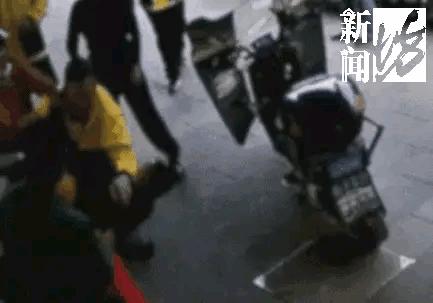 “把正义焊死！”上海，一外卖小哥去电动自行车店借打气筒，店主说1元钱，随后又不让