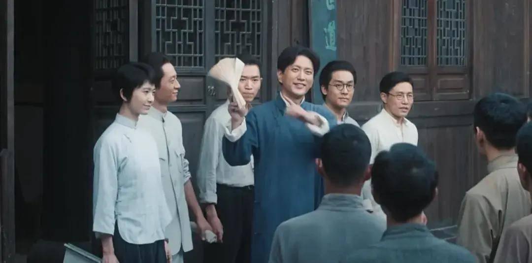 侯京健的眼睛特别亮，像毛主席充满智慧、且炯炯有神的目光，正在央视热播的《征途》还