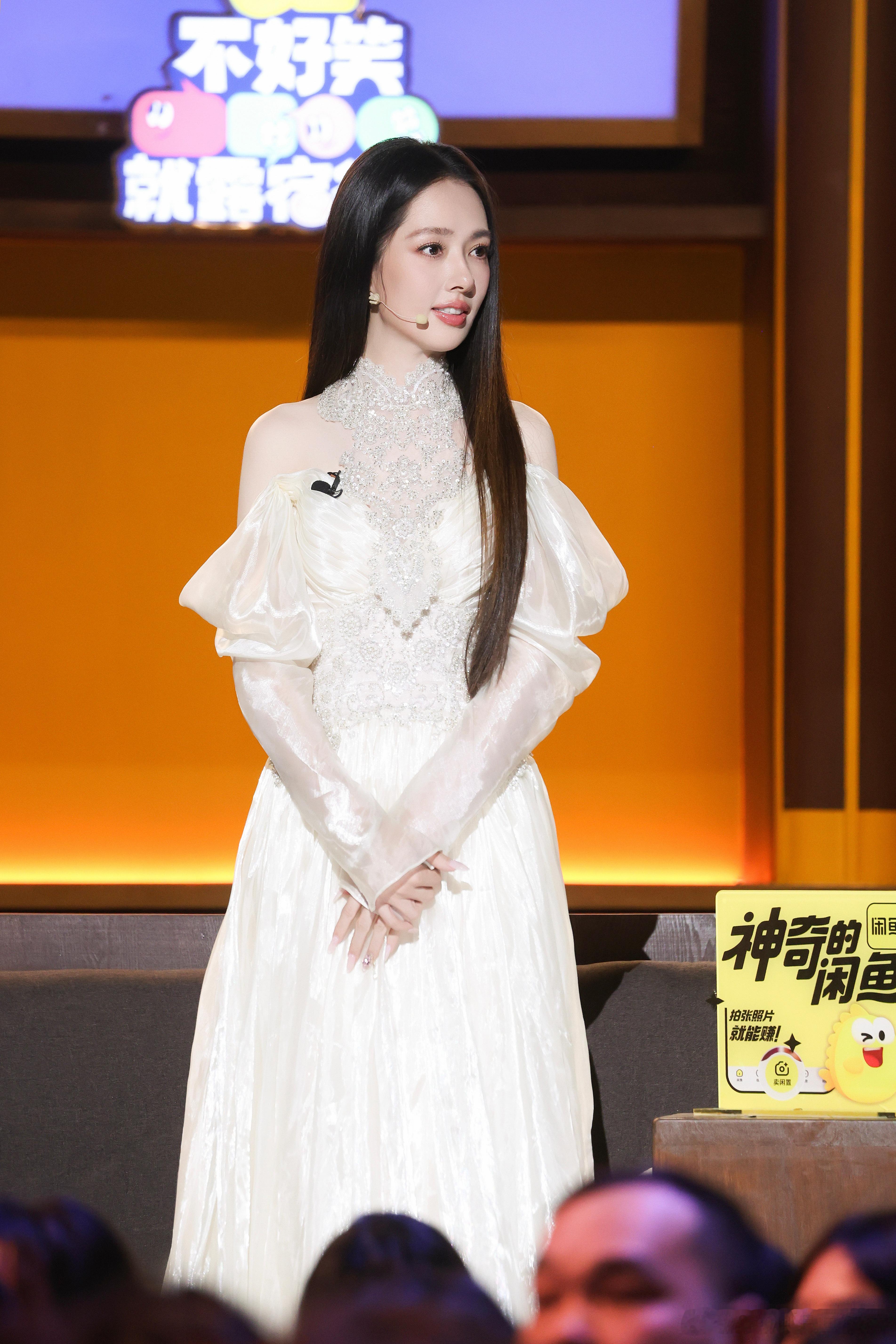 向佐丑衣服与郭碧婷无关 向佐穿衣服主打一个出其不意，郭碧婷主打一个不知情。美女的