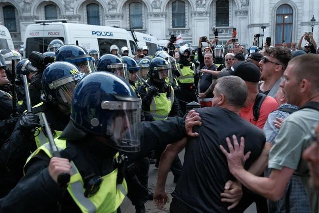 英国多地冲突不断
 
伦敦、曼彻斯特等城市接连出现大规模街头冲突，防暴警察列队出
