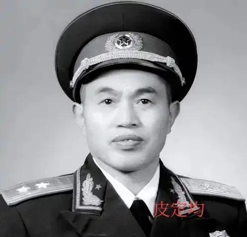 1940年，皮定均看上了女干部张烽，就让县长去说媒，张烽听说了县长的来意后，拒绝