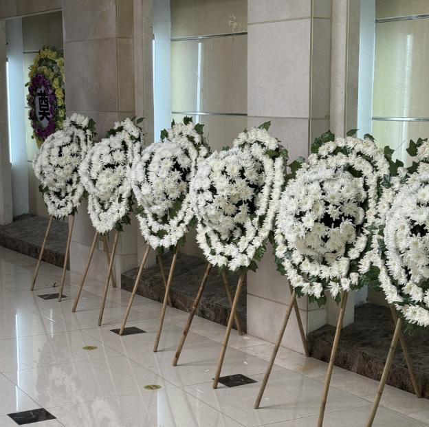 一位火葬场工作人员说：“人死后，一是要火化，二是火化后，不要领骨灰，让火葬厂处理