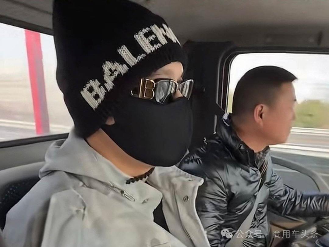 卡友好心拉路边爆胎赶路乘客，没想到竟是黄晓明！

12月17日，一位卡友在路上正