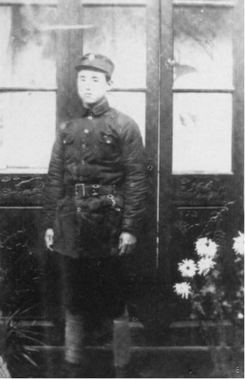 1939 年，新四军在追击汉奸时，误打误撞闯到了上海虹桥机场，看着停在草坪上的四