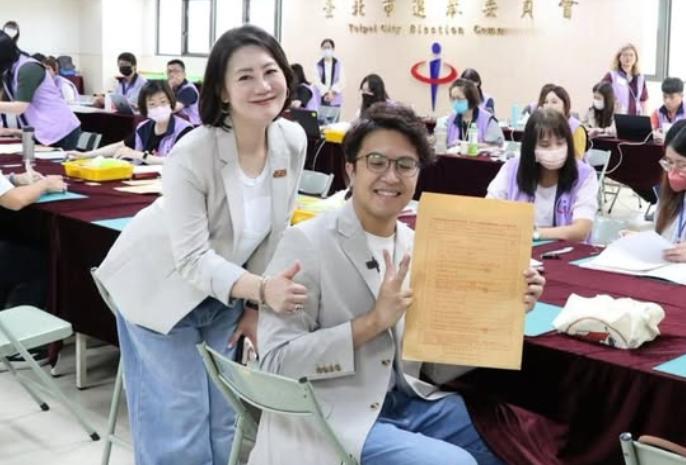 民进党籍“立委”吴思瑶陪沈伯洋完成参选台北市长登记后，晒图发文称“陪台北沈伯洋完