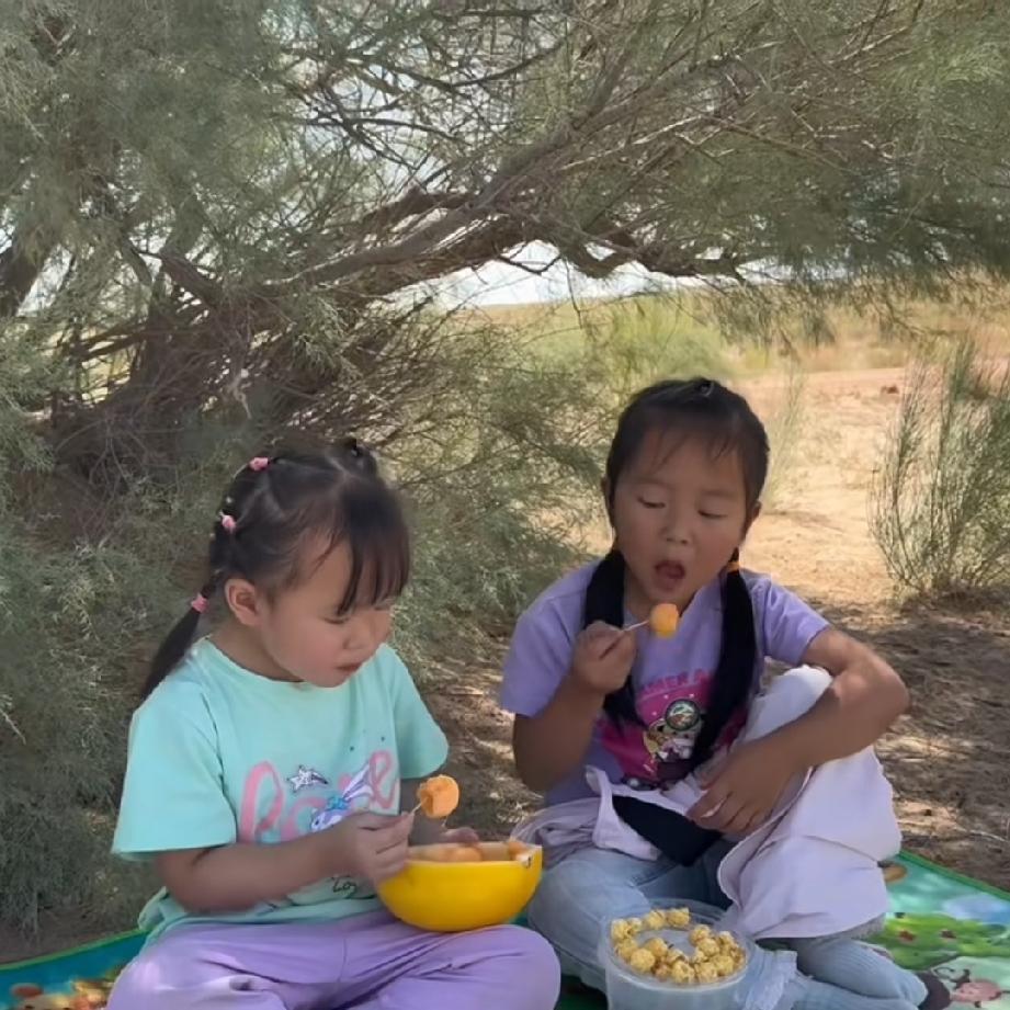 杨玛丽和二胖是一对热爱生活，勤劳朴实的年轻人，他们育有两个女儿，两个女儿是大家在