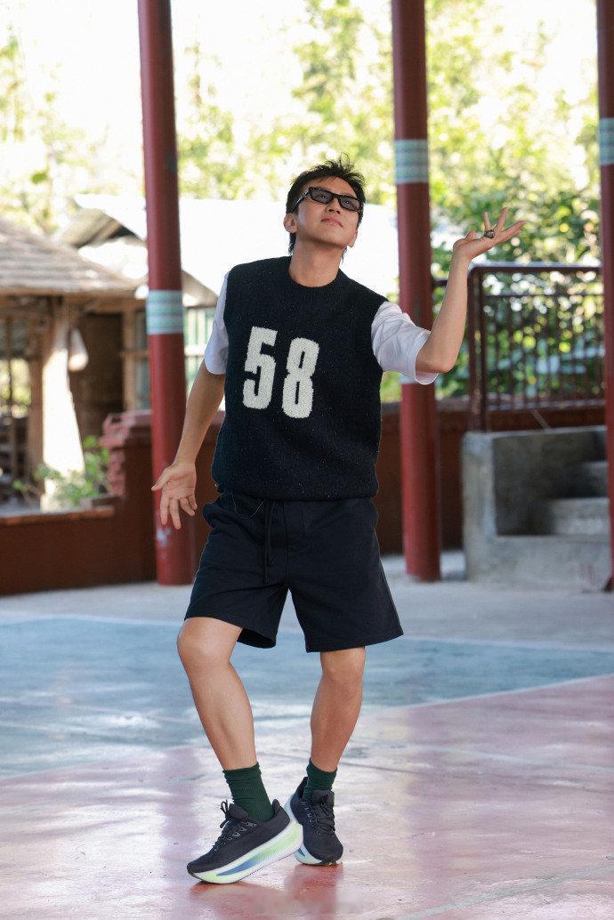 笑不活了，邓超又上演秒删大戏。邓超又秒删了 手速比网速还快，主打一个随性。邓超还