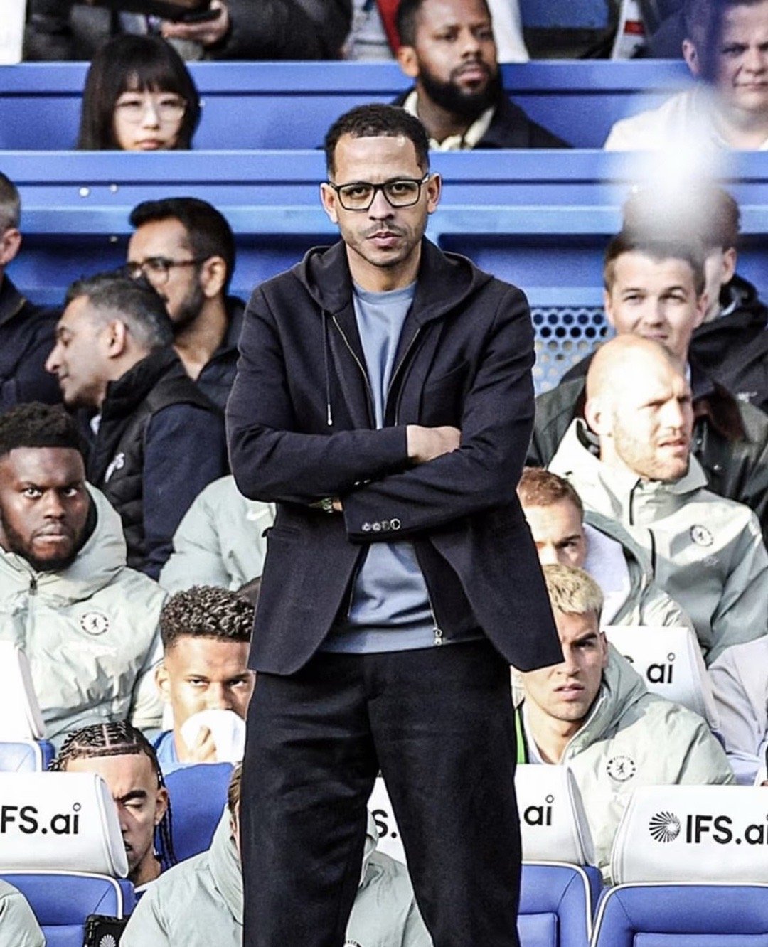 前两周看比赛得到了一张和罗塞尼尔的同框，因为我眼睛没睁开所以让豆包把眼睛P大点，