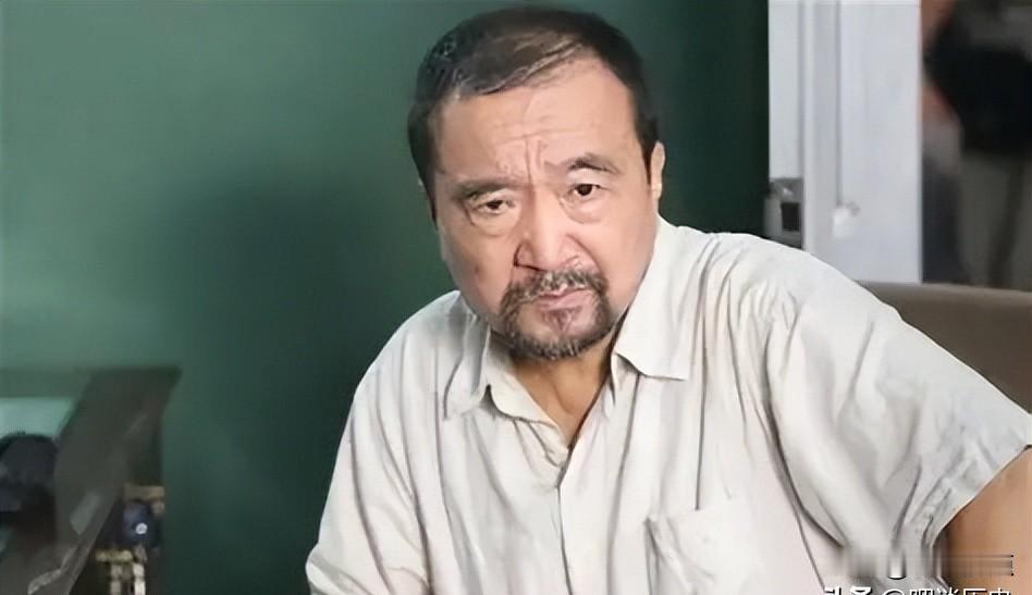 79岁李保田住30平老房，喝桶装水：他守的不是清贫，是底线
你刷到过那张照片吗？
