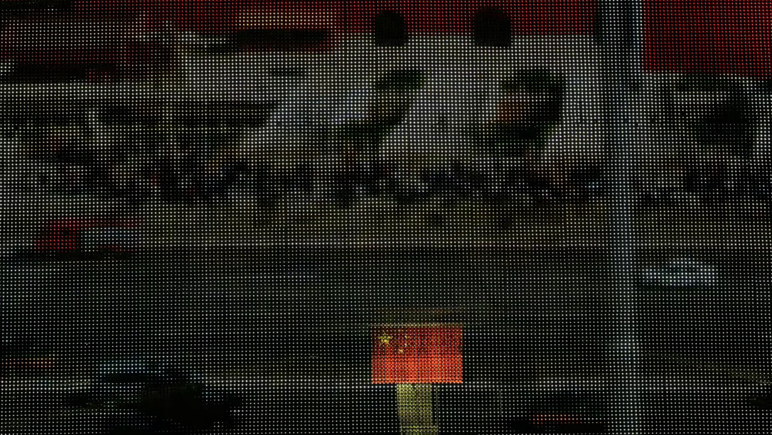 张杰唱铭记时给五星红旗打了光 谁懂啊！歌声响起的同时，那束追光精准锁定国旗，瞬间