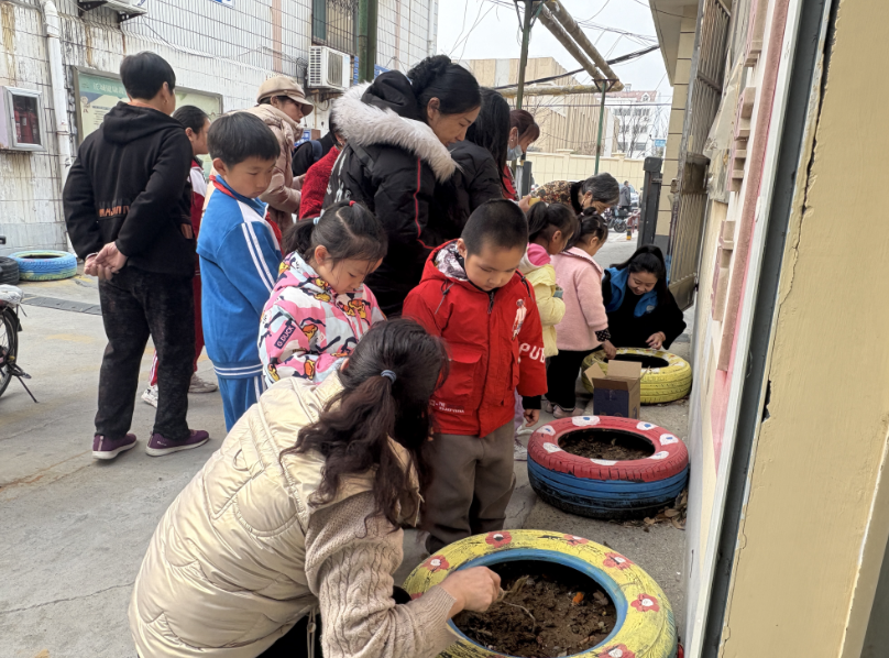 济阳街道南门社区开展青少年种绿萝活动