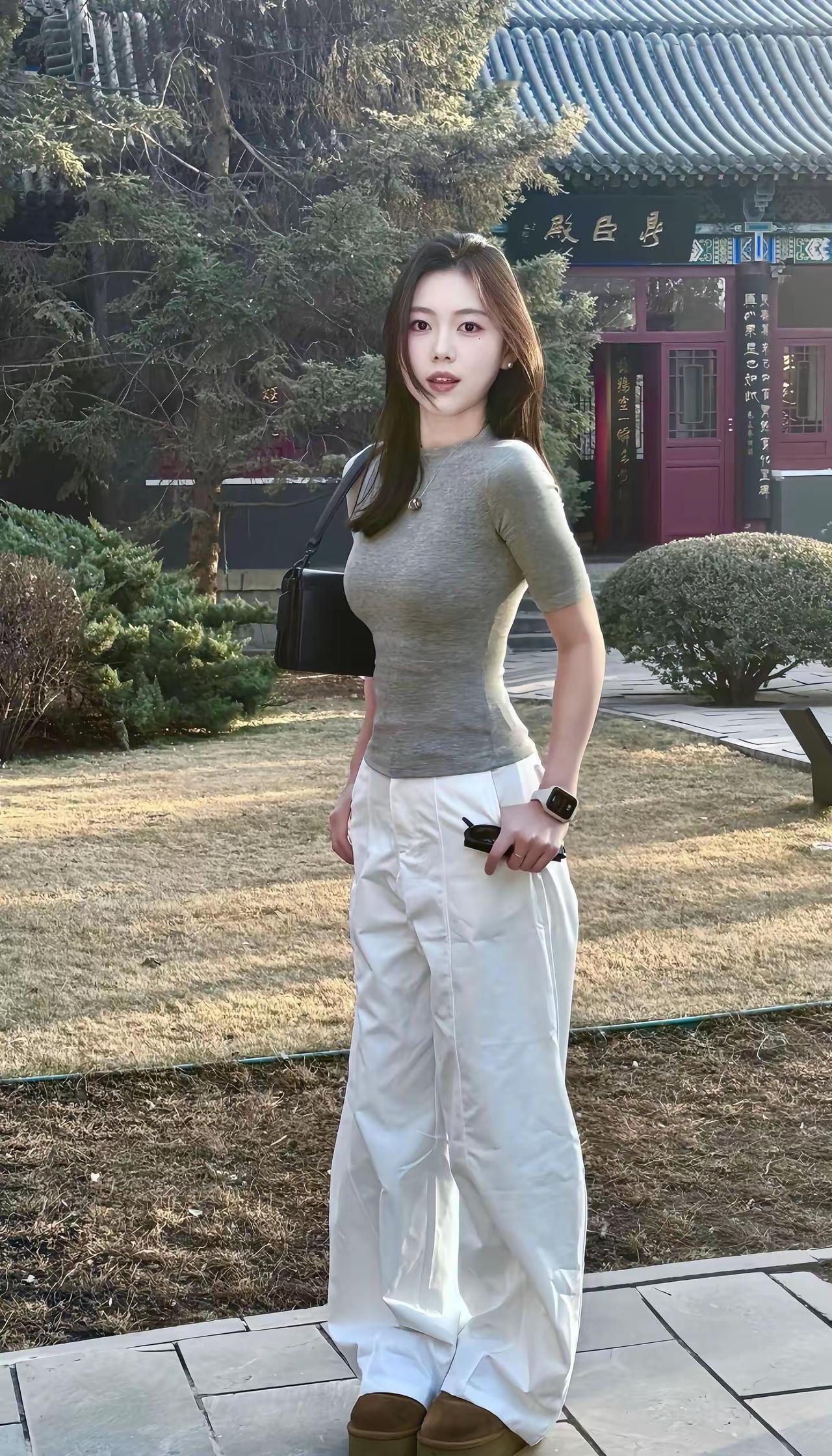 上衣曲线玲珑，秋裤宽松休闲
舒服养眼