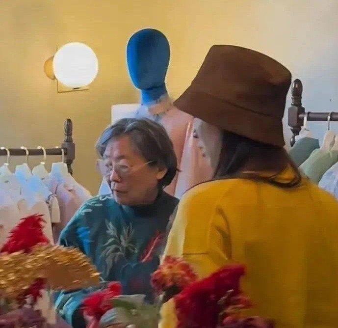 黄圣依带妈妈录制是女儿是妈妈2黄圣依妈妈邓传理今年已经73岁了，头发大半已经花白