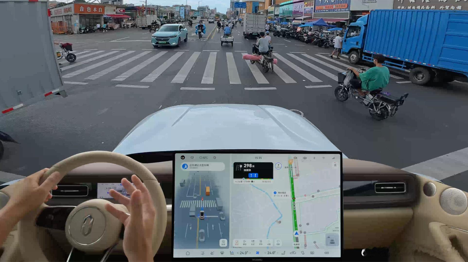 舱内激光雷达动态体验在北京闹市区跑智驾，路口情况瞬息万变。舱内激光雷达捕捉周边路