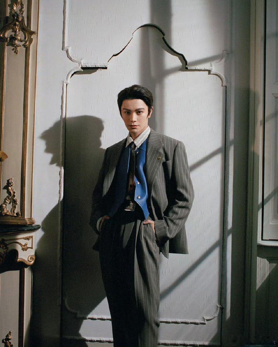 丁禹兮港风大背头丁禹兮港风背头造型丁禹兮港风背头造型，带感，喜欢😍 ​​​