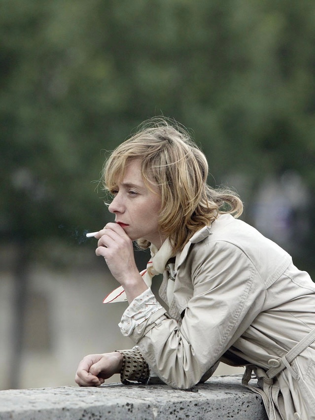 🚬🧥2008年，西尔维·泰斯蒂在《萨冈》中扮演的弗朗索瓦丝·萨冈。 